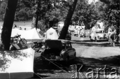 Lipiec 1962, Augustów, Polska.
Pole namiotowe nad jeziorem.
Fot. Jarosław Tarań, zbiory Ośrodka KARTA [62-85]