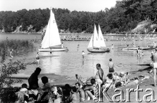 Lipiec 1962, Augustów.
Wczasowicze odpoczywający nad jeziorem.
Fot. Jarosław Tarań, zbiory Ośrodka KARTA [62-85]