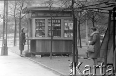 Październik 1962, Warszawa, Polska.
Kobieta przy kiosku 