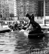 Wrzesień 1962, Warszawa, Polska.
Dzieci bawiące się przy fontannie.
Fot. Jarosław Tarań, zbiory Ośrodka KARTA [62-32]

