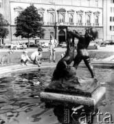 Wrzesień 1962, Warszawa, Polska.
Dzieci bawiące się przy fontannie.
Fot. Jarosław Tarań, zbiory Ośrodka KARTA [62-32]

