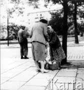 Lipiec 1962, Warszawa, Polska.
Kobieta handluąjca na ulicy.
Fot. Jarosław Tarań, zbiory Ośrodka KARTA [62-48]

