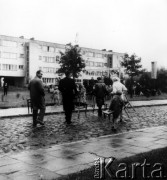 Wrzesień 1962, Warszawa, Polska.
Mieszkańcy osiedla niosą krzesełka na występ z cyklu: 