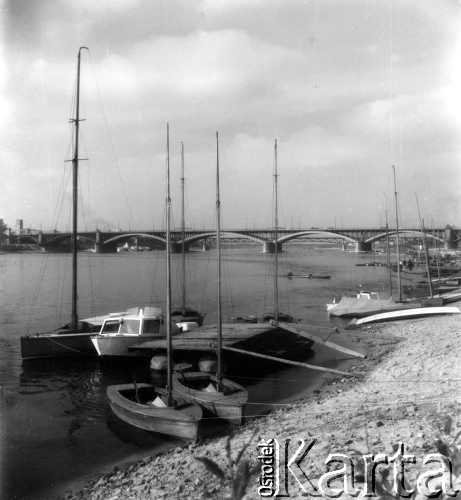 Październik 1962, Warszawa, Polska.
Jachty zacumowane na przystani wiślanej.
Fot. Jarosław Tarań, zbiory Ośrodka KARTA [62-44]

