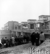 28.10.1962, Dębe.
Grupa osób przy zaporze w Dębe.
Fot. Jarosław Tarań, zbiory Ośrodka KARTA [62-39]