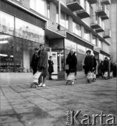 16.12.1962, Warszawa, Polska.
Kobiety z wózkami na zakupy przed sklepem.
Fot. Jarosław Tarań, zbiory Ośrodka KARTA [62-35]