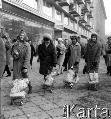 16.12.1962, Warszawa, Polska.
Kobiety z wózkami na zakupy przed sklepem.
Fot. Jarosław Tarań, zbiory Ośrodka KARTA [62-35]