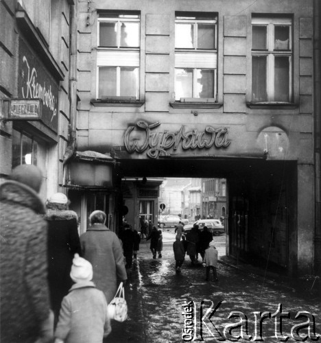 Marzec 1962, Bielsko-Biała.
Przechodnie na ulicy.
Fot. Jarosław Tarań, zbiory Ośrodka KARTA [62-33]