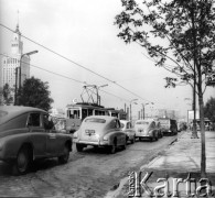 1962, Warszawa, Polska.
Ruch uliczny w Al. Jerozolimskich. W tle Pałac Kultury i Nauki.
Fot. Jarosław Tarań, zbiory Ośrodka KARTA [62-14]
