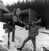 Kwiecień 1962, Zakopane, Polska.
Narciarz na przystanku PKS.
Fot. Jarosław Tarań, zbiory Ośrodka KARTA [62-08]
