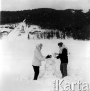 Marzec 1962, Zakopane, Polska.
Dwie kobiety lepią bałwana. W tle skocznia narciarska na Krokwiach.
Fot. Jarosław Tarań, zbiory Ośrodka KARTA [62-04]

