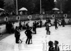 Wrzesień 1962, Warszawa, Polska.
Zabawa taneczna w parku.
Fot. Jarosław Tarań, zbiory Ośrodka KARTA [62-12]

