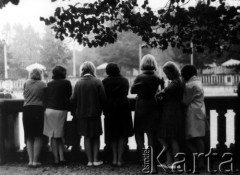 Wrzesień 1962, Warszawa, Polska.
Grupa kobiet przyglądająca się zabawie tanecznej w parku.
Fot. Jarosław Tarań, zbiory Ośrodka KARTA [62-12]

