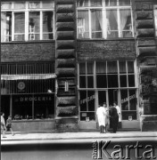 Lipiec 1962, Warszawa, Polska.
Scena przed salonem fryzjerskim.
Fot. Jarosław Tarań, zbiory Ośrodka KARTA [62-16]

