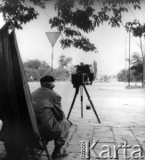 Lipiec 1962, Warszawa, Polska.
Uliczny fotograf.
Fot. Jarosław Tarań, zbiory Ośrodka KARTA [62-16]

