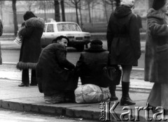 Listopad 1962, Warszawa, Polska.
Podróżni oczekujący na przystanku tramwajowym.
Fot. Jarosław Tarań, zbiory Ośrodka KARTA [62-88]

