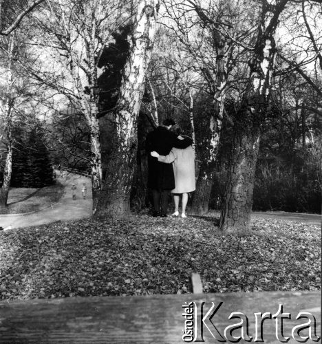 Listopad 1962, Warszawa, Polska.
Spacerowicze w Parku Ujazdowskim.
Fot. Jarosław Tarań, zbiory Ośrodka KARTA [62-82]

