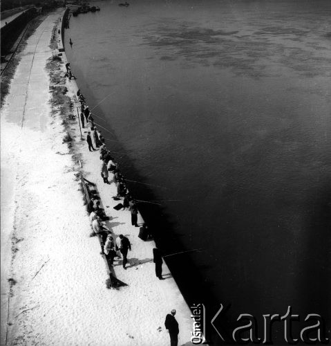 Lipiec 1962, Warszawa, Polska.
Wędkarze nad brzegiem Wisły.
Fot. Jarosław TarańKARTA [62-11]

