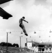Lipiec 1962, Warszawa, Polska.
Skok z trampoliny do basenu.
Fot. Jarosław Tarań, zbiory Ośrodka KARTA [62-11]

