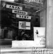 Sierpień 1962, Warszawa, Polska.
Witryna sklepu spożywczego w Śródmieściu. Plakat na szybie z napisem: 