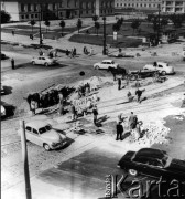 Sierpień 1962, Warszawa, Polska.
Remont nawierzchni na Placu Dzierżyńskiego.
Fot. Jarosław Tarań, zbiory Ośrodka KARTA [62-78]

