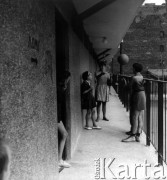 Sierpień 1962, Warszawa, Polska.
Dzieci bawiące się na tarasie bloku przy Alejach Jerozolimskich.
Fot. Jarosław Tarań, zbiory Ośrodka KARTA [62-79]

