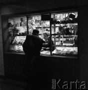 25.08.1968, Warszawa, Polska.
Klient przed kioskiem 
