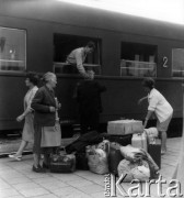 Sierpień 1962, Warszawa, Polska.
Podróżni na peronie dworca kolejowego Warszawa Główna.
Fot. Jarosław Tarań, zbiory Ośrodka KARTA [62-75]

