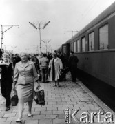 Sierpień 1962, Warszawa, Polska.
Podróżni na peronie dworca kolejowego Warszawa Główna.
Fot. Jarosław Tarań, zbiory Ośrodka KARTA [62-76]

