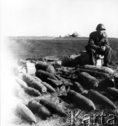 Wrzesień 1962, Kazuń, Polska.
Saper siedzący obok niewypałów podczas przygotowań do ich detonacji.
Fot. Jarosław Tarań, zbiory Ośrodka KARTA [62-94]

