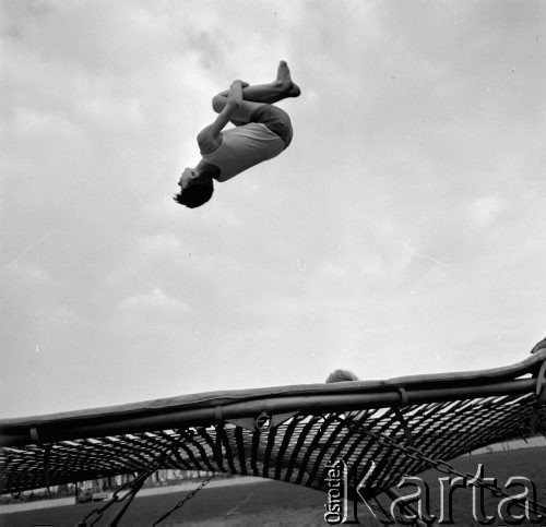 14.06.1965, Warszawa, Polska.
Salto na trampolinie.
Fot. Jarosław Tarań, zbiory Ośrodka KARTA [65-76]
 
