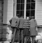 11.07.1965, Wilanów.
Cztery osoby zaglądające przez okno do wnętrza Pałacu Królewskiego w Wilanowie.
Fot. Jarosław Tarań, zbiory Ośrodka KARTA [65-68]
 
