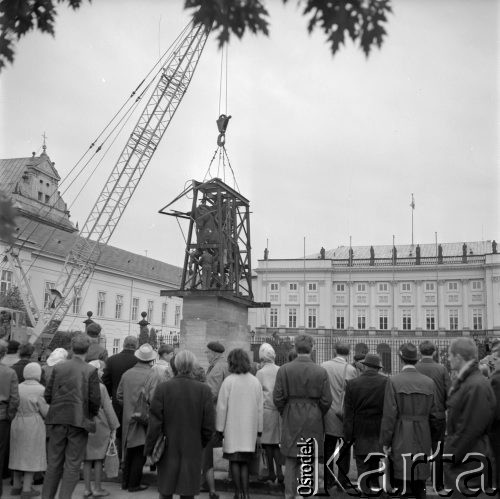 18.10.1965, Warszawa, Polska.
Belweder, przeprowadzka pomnika księcia Józefa Poniatowskiego.
Fot. Jarosław Tarań, zbiory Ośrodka KARTA [65-111]
 
