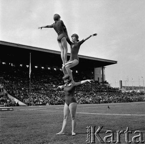 Czerwiec 1966, Warszawa, Polska.
III Olimpiada Młodzieży. Ćwiczenia gimnastyczne na płycie stadionu 