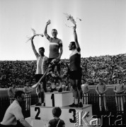 17.05.1966, Warszawa, Polska.
Zwycięzcy 8 etapu Wyścigu Pokoju na podium na Stadionie X-lecia. 
Fot. Jarosław Tarań, zbiory Ośrodka KARTA [66-9]
 
