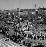 02.05.1966, Warszawa, Polska.
Transport urn z ziemią z pól bitewnych z lat II wojny światowej przejeżdżający przez Plac Teatralny w drodze do Grobu Nieznanego Żołnierza.
Fot. Jarosław Tarań, zbiory Ośrodka KARTA [66-41]
 
