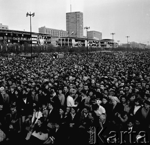 01.05.1966, Warszawa, Polska.
Publiczność przysłuchująca się występowi chóru 