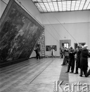 Maj 1966, Warszawa, Polska.
Pracownicy Muzeum Narodowego przy obrazie Jana Matejki 
