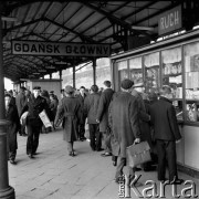 13.04.1966, Gdańsk.
Podróżni przy kiosku 