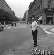 1967, Warszawa, Polska.
Rysownik Eryk Lipiński.
Fot. Jarosław Tarań, zbiory Ośrodka KARTA [67-123]
 
