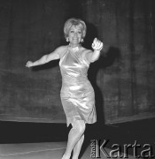 21.04.1967, Warszawa, Polska.
Aktorka Alina Janowska na scenie.
Fot. Jarosław Tarań, zbiory Ośrodka KARTA [67-126]
 
