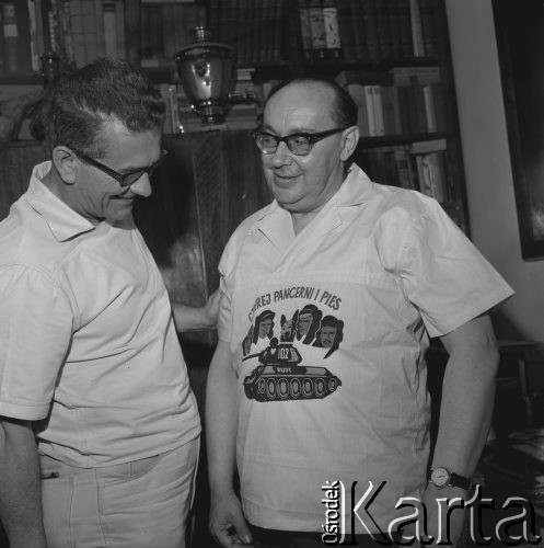 25.07.1967, Warszawa, Polska.
Płk Janusz Przymanowski i reżyser Stanisław Wohl, twórcy serialu 