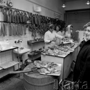 1967, Warszawa, Polska.
Wnętrze sklepu mięsnego.
Fot. Jarosław Tarań, zbiory Ośrodka KARTA [67-3]
 
