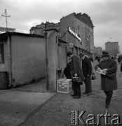 Listopad 1967, Warszawa, Polska.
Al. Jerozolimskie 125, scenka uliczna przed siedzibą 