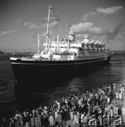 Sierpień 1967, Gdynia.
Statek transatlantycki Stefan Batory wyrusza w kolejny rejs.
Fot. Jarosław Tarań, zbiory Ośrodka KARTA [67-93]
 
