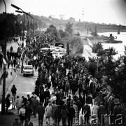 22.06.1968, Warszawa, Polska.
Tłum warszawiaków nad brzegiem Wisły podczas imprezy 