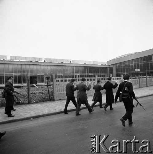 Październik 1968, Warszawa, Polska.
Ćwiczenia Obrony Cywilnej na Dworcu Wschodnim. Schwytani 