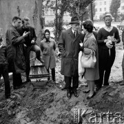 18.09.1968, Warszawa, Polska.
Grupa osób podczas ekshumacji zwłok powstańca - Ryszarda Grossmanna ps. 