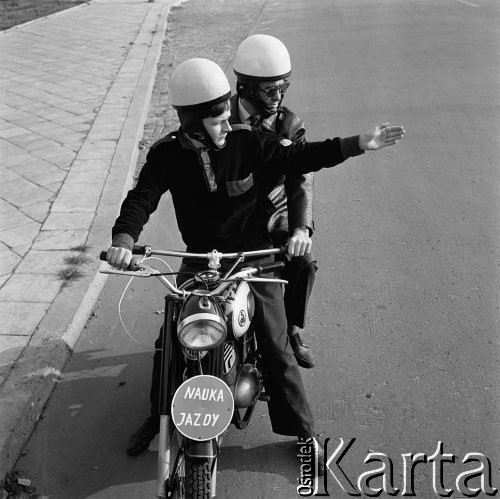 Październik 1968, Warszawa, Polska.
Nauka jazdy na motocyklu.
Fot. Jarosław Tarań, zbiory Ośrodka KARTA [68-275]
 
