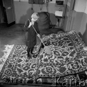 22.02.1969, Żywiec, Polska
Fabryka dywanów.
Fot. Jarosław Tarań, zbiory Ośrodka KARTA [69-68]
 
